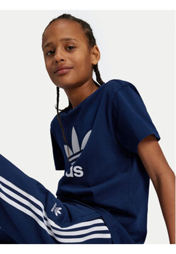 Adidas - adidas Spodnie dresowe Trefoil IY7486 Granatowy Regular Fit. Kolor: niebieski. Materiał: bawełna