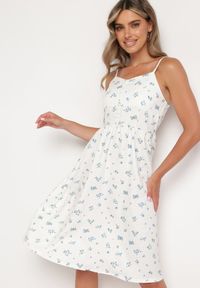 Born2be - Biało-Niebieska Rozkloszowana Sukienka na Regulowanych Ramiączkach z Gumką w Pasie Arupia. Kolor: biały. Materiał: tkanina. Długość rękawa: na ramiączkach. Sezon: lato