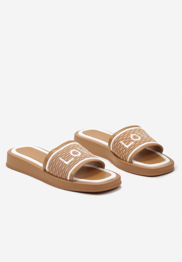 Born2be - Brązowe Klapki z Kwadratowym Noskiem i Paskiem z Napisem Jeliana. Okazja: na co dzień, na plażę. Kolor: brązowy. Wzór: napisy. Styl: elegancki, casual