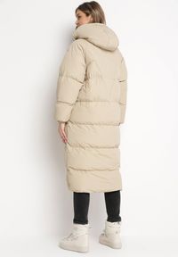 Born2be - Beżowa Długa Kurtka Pikowana Płaszcz na Zamek z Kapturem Lesea. Okazja: na co dzień. Typ kołnierza: kaptur. Kolor: beżowy. Materiał: dzianina, jeans. Długość: długie. Styl: casual, elegancki #4