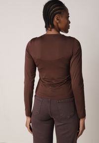 Born2be - Brązowa Gładka Bluzka z Długim Rękawem z Bawełną Moaneta. Okazja: na co dzień. Kolor: brązowy. Materiał: bawełna. Długość rękawa: długi rękaw. Długość: długie. Wzór: gładki. Styl: casual, elegancki, klasyczny #2