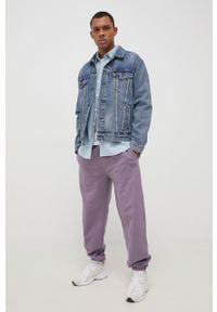 Lee spodnie bawełniane męskie kolor fioletowy gładkie. Kolor: fioletowy. Materiał: bawełna. Wzór: gładki