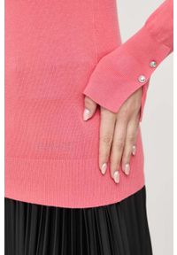 Guess sweter damski kolor różowy lekki. Okazja: na co dzień. Kolor: różowy. Materiał: materiał, dzianina, wiskoza. Długość rękawa: długi rękaw. Długość: długie. Styl: casual #4