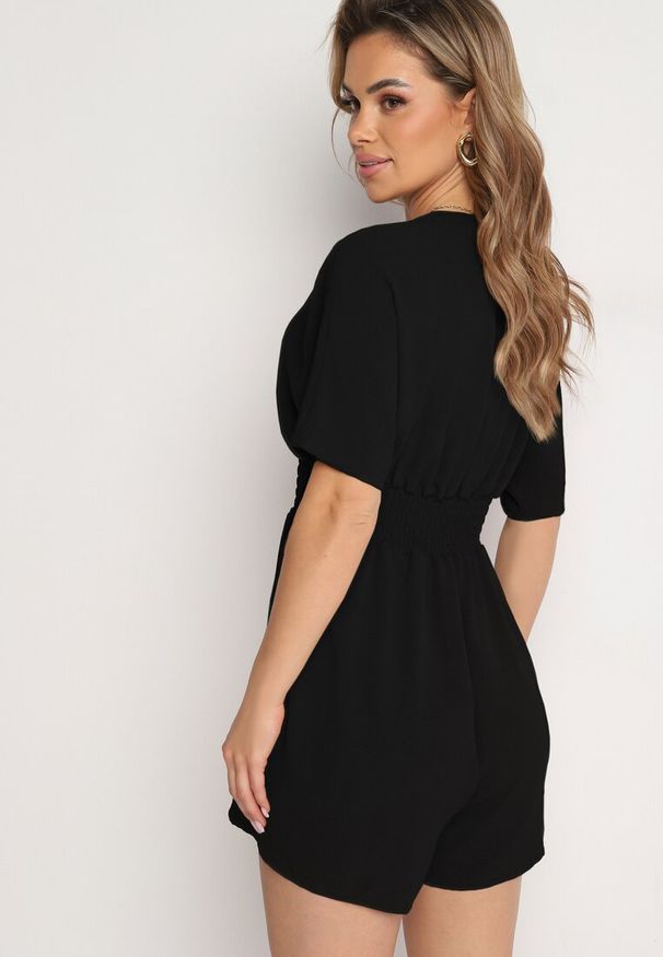 Born2be - Czarny Kombinezon z Zakładkowym Dekoltem i Gumką w Talii Belandrea. Okazja: na co dzień. Kolor: czarny. Materiał: jeans. Długość rękawa: krótki rękaw. Długość: krótkie. Sezon: lato. Styl: elegancki, casual, sportowy