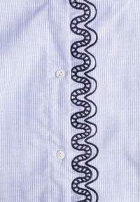 Born2be - Niebieska Koszula z Bawełny Ozdobiona Haftowaną Falbanką Zenatia. Okazja: na co dzień. Kolor: niebieski. Materiał: bawełna. Wzór: haft, aplikacja. Styl: casual, klasyczny, elegancki #5