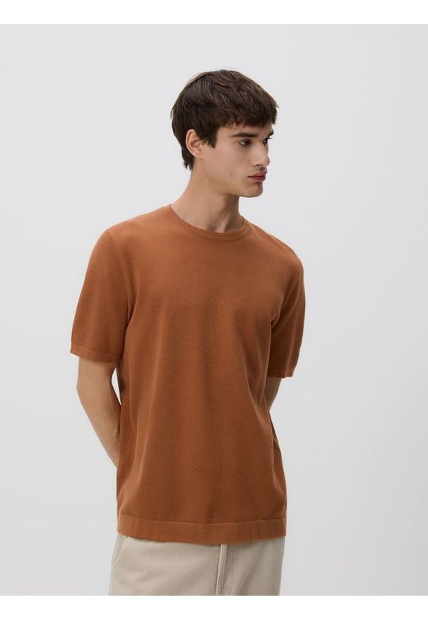 Reserved - Sweter z krótkim rękawem - miedziany. Kolor: brązowy. Materiał: dzianina, bawełna. Długość rękawa: krótki rękaw. Długość: krótkie