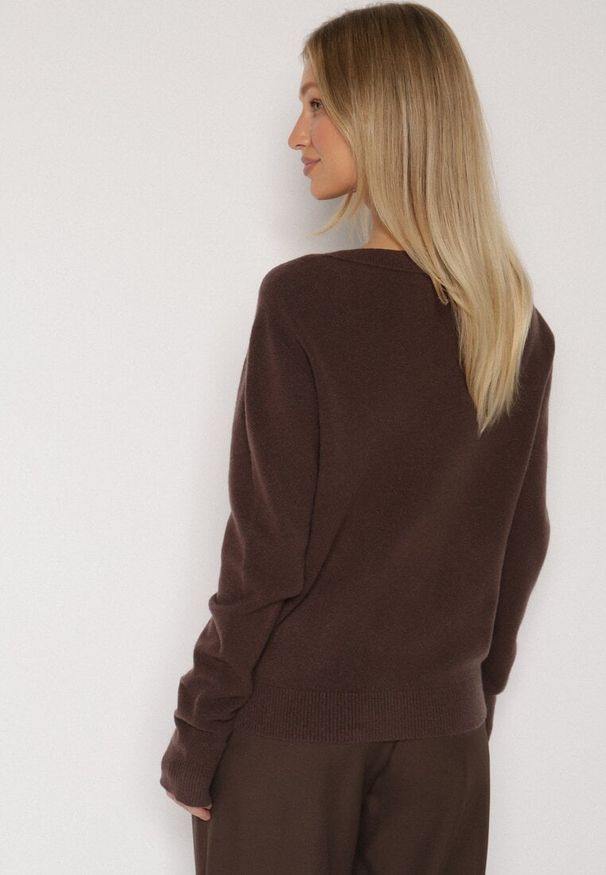 Born2be - Brązowy Sweter z Wiskozą i Wełną z Dekoltem w Serek Claida. Okazja: na co dzień. Typ kołnierza: dekolt w serek. Kolor: brązowy. Materiał: wełna, wiskoza. Styl: casual