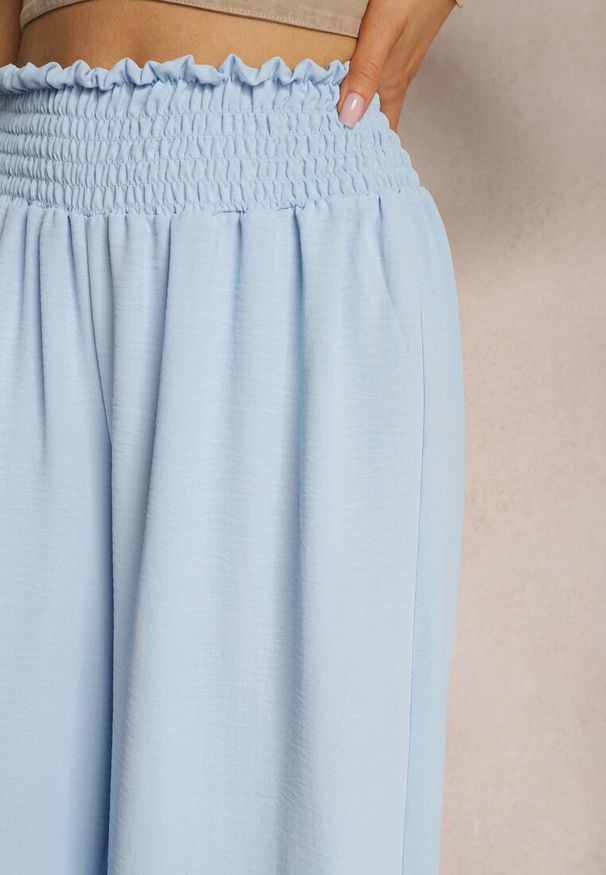 Renee - Jasnoniebieskie Spodnie High Waist z Szerokimi Nogawkami i Gumką w Pasie Risabessa. Okazja: na co dzień. Stan: podwyższony. Kolor: niebieski. Styl: elegancki, casual