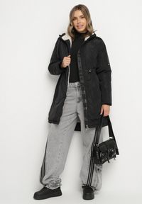 Born2be - Czarna Klasyczna Kurtka Parka z Futrzaną Wyściółką Olenevia. Okazja: na co dzień. Kolor: czarny. Materiał: futro. Styl: klasyczny #6