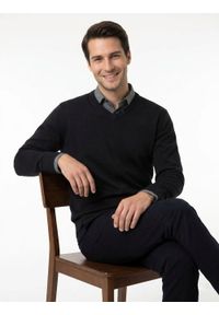 Męski, Bawełniany Sweter w Serek (V-neck) - Adriano Guinari - Czarny. Okazja: na co dzień, na spotkanie biznesowe, do pracy. Typ kołnierza: dekolt w serek. Kolor: czarny. Materiał: bawełna. Styl: casual, biznesowy, elegancki, klasyczny #3