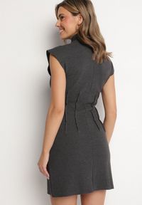 Born2be - Ciemnoszara Sukienka z Prążkowanej Dzianiny o Taliowanym Kroju z Półgolfem Ivarinae. Okazja: na co dzień, na spotkanie biznesowe. Kolor: szary. Materiał: prążkowany, dzianina. Długość rękawa: bez rękawów. Styl: biznesowy, casual, elegancki #6