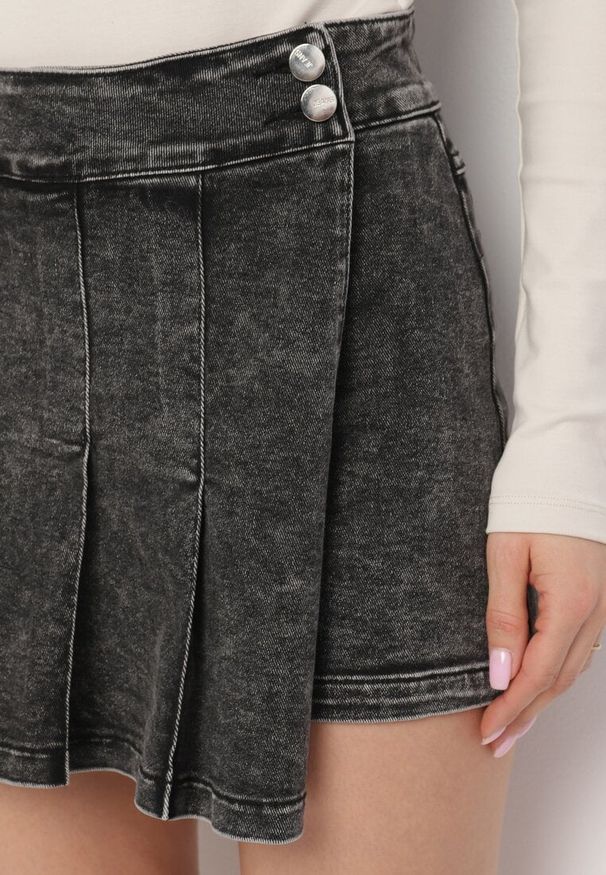 Born2be - Czarne Bawełniane Spódnico-Szorty Jeansowe Ozdobione Plisami Tulvesin. Okazja: na co dzień. Stan: podwyższony. Kolor: czarny. Materiał: bawełna, jeans. Wzór: aplikacja. Styl: casual, elegancki