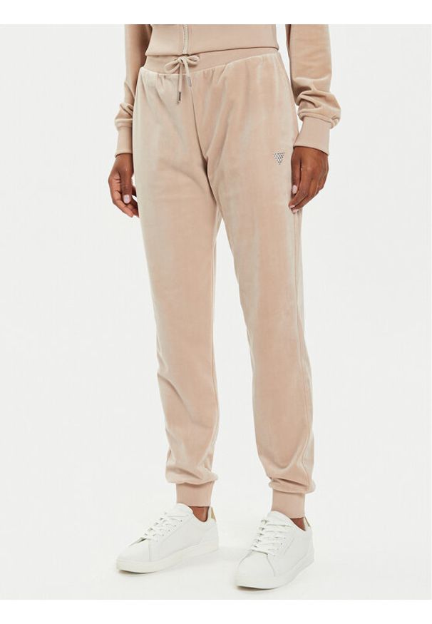 Guess Spodnie dresowe V3BB27 KBXI2 Beżowy Regular Fit. Kolor: beżowy. Materiał: syntetyk
