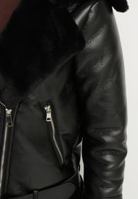 Born2be - Czarna Kurtka Biker Thalica. Okazja: na co dzień. Kolor: czarny. Materiał: futro. Długość rękawa: długi rękaw. Długość: krótkie. Wzór: aplikacja. Sezon: zima, jesień. Styl: casual #3