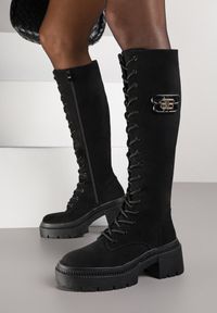 Renee - Czarne Kozaki Vices z Imitacji Zamszu w Stylu Grunge ze Sznurowaną Cholewką Obcasem i Platformą Laurotte. Kolor: czarny. Materiał: zamsz. Szerokość cholewki: normalna. Obcas: na obcasie. Styl: rockowy. Wysokość obcasa: średni