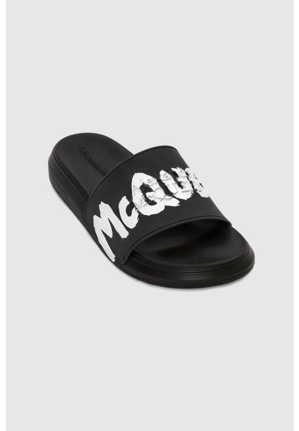Alexander McQueen - ALEXANDER MCQUEEN Czarne klapki męskie z białym logo. Kolor: czarny