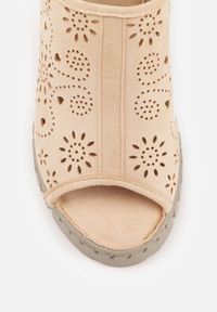 Born2be - Beżowe Sandały Vices na Koturnie z Ażurową Cholewką Sarandria. Okazja: na co dzień. Zapięcie: rzepy. Kolor: beżowy. Wzór: ażurowy. Sezon: lato. Obcas: na koturnie. Styl: elegancki, casual #5