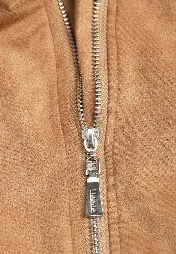 Born2be - Beżowa Kurtka Ramoneska z Imitacji Zamszu z Asymetrycznym Suwakiem Maisen. Kolekcja: plus size. Kolor: beżowy. Materiał: zamsz