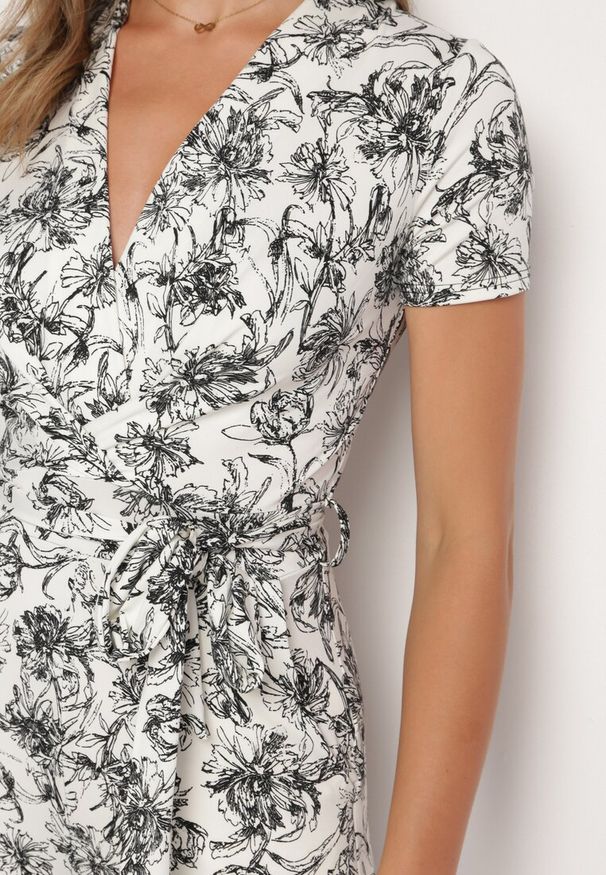 Born2be - Biało-Czarny Kombinezon w Kwiaty z Krótkim Rękawem i Dekoltem w Serek z Długimi Nogawkami Nestaanne. Okazja: na co dzień. Kolor: biały. Materiał: jeans. Długość rękawa: krótki rękaw. Długość: krótkie. Wzór: kwiaty. Styl: casual, elegancki, wizytowy