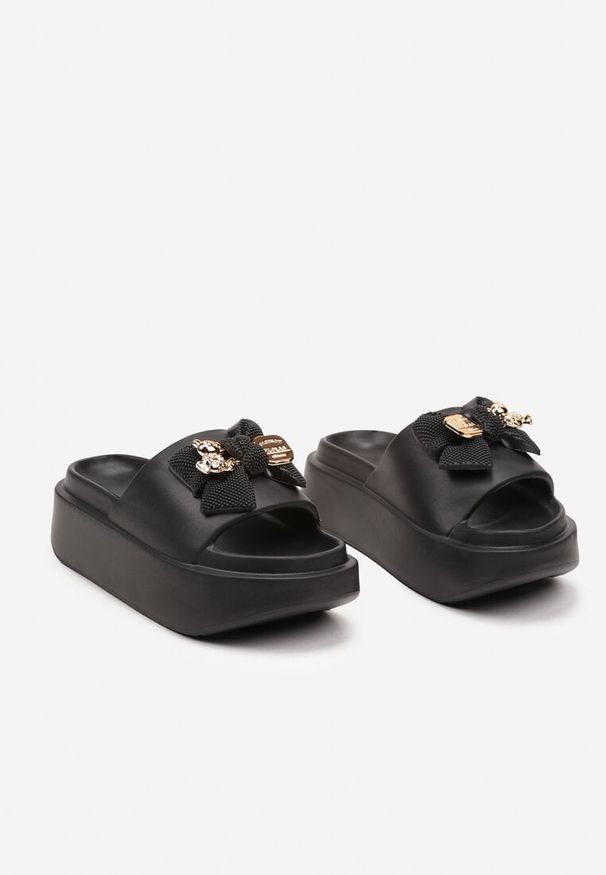 Born2be - Czarne Piankowe Klapki na Grubej Podeszwie z Kokardą i Metalicznymi Ozdobami Tinabella. Okazja: na co dzień. Nosek buta: otwarty. Kolor: czarny. Materiał: jeans. Wzór: aplikacja. Styl: rockowy, wizytowy, elegancki, casual