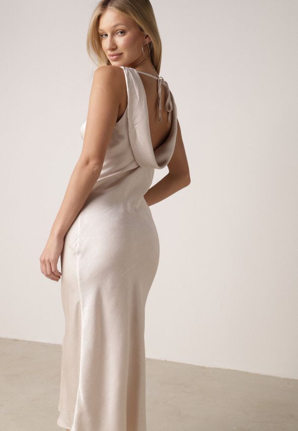 Born2be - Beżowa Satynowa Sukienka na Ozdobnych Ramiączkach z Dekoltem Woda Avalentara. Okazja: na co dzień, na imprezę. Typ kołnierza: dekolt woda. Kolor: beżowy. Materiał: satyna. Długość rękawa: na ramiączkach. Typ sukienki: proste. Styl: casual, elegancki