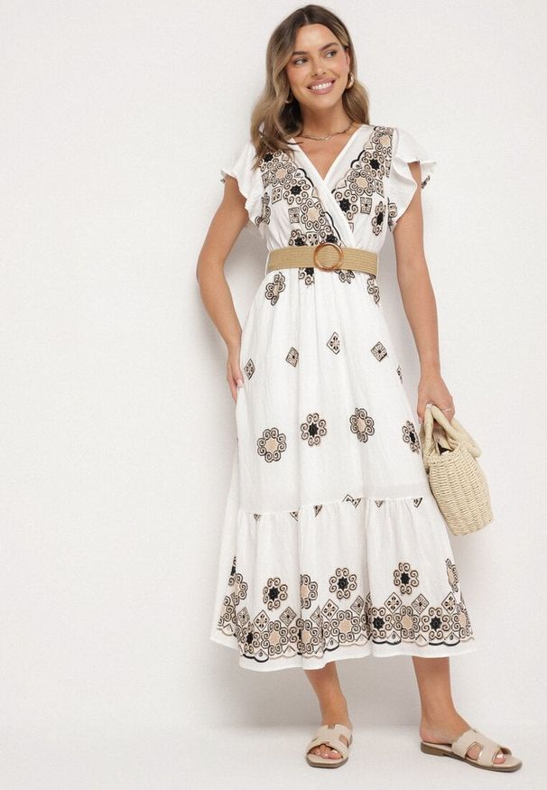 Born2be - Biało-Czarna Wiskozowa Sukienka z Paskiem w Ornamentny Wzór Nilorine. Okazja: na co dzień, na spacer. Kolor: czarny. Materiał: wiskoza. Typ sukienki: kopertowe. Styl: elegancki, klasyczny, casual