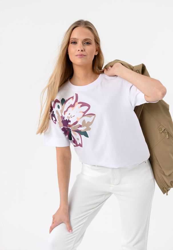 Volcano - T-NEKO. Kolor: biały. Materiał: bawełna, jeans, materiał. Długość rękawa: krótki rękaw. Długość: krótkie. Wzór: nadruk, kwiaty. Styl: klasyczny