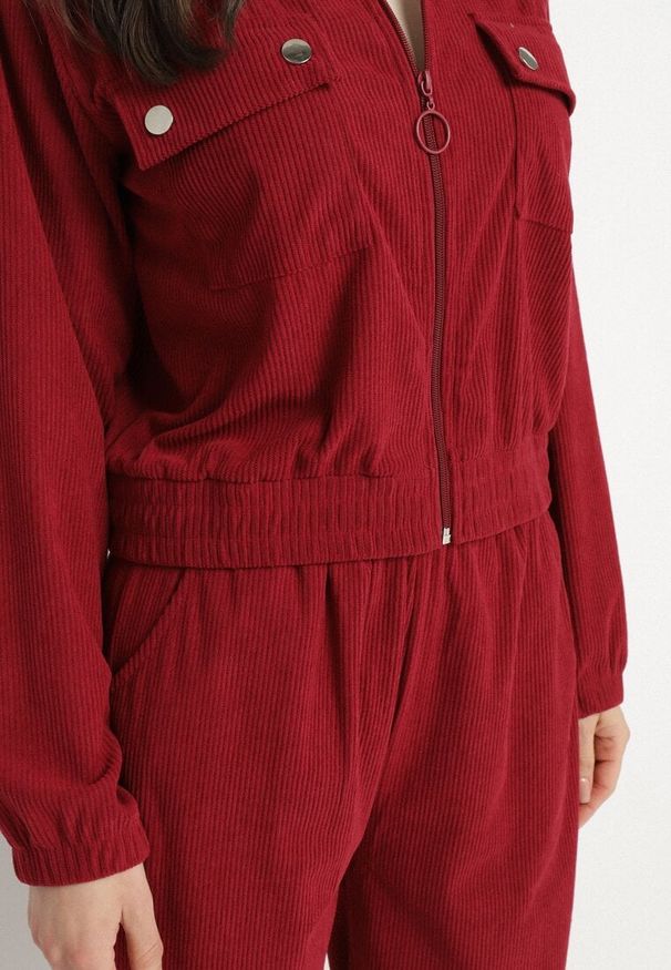 Born2be - Bordowy Komplet Dresowy z Prążkowanego Materiału Bluza z Kołnierzykiem i Spodnie z Gumką w Pasie Kerulla. Kolor: czerwony. Materiał: prążkowany, dresówka, materiał