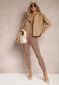 Renee - Brązowa Asymetryczna Kurtka Ramoneska z Imitacji Zamszu Kmiya. Kolekcja: plus size. Kolor: brązowy. Materiał: zamsz #3
