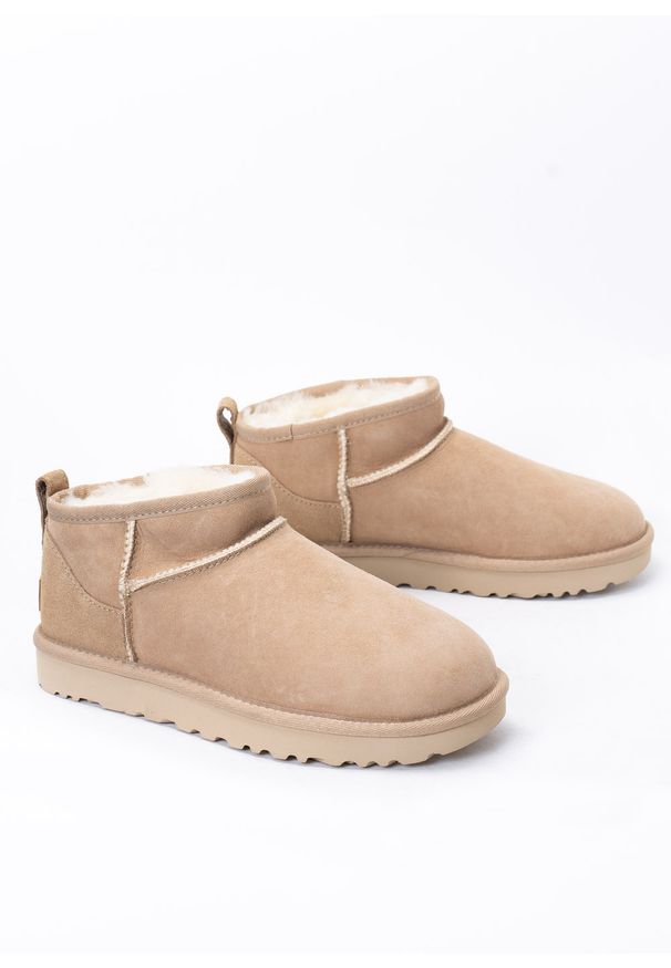Ugg - UGG W CLASSIC ULTRA MINI Buty zimowe damskie beżowe. Kolor: beżowy. Materiał: zamsz, lyocell, wełna, skóra. Szerokość cholewki: normalna. Wzór: aplikacja. Sezon: zima