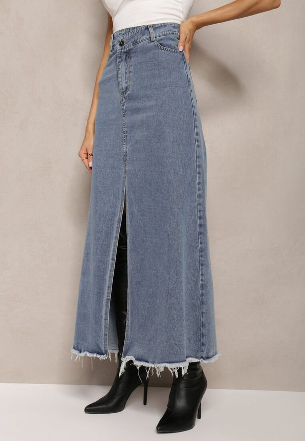 Renee - Niebieska Postrzępiona Spódnica Maxi z Jeansu z Rozcięciem Feedi. Stan: podwyższony. Kolor: niebieski. Materiał: jeans