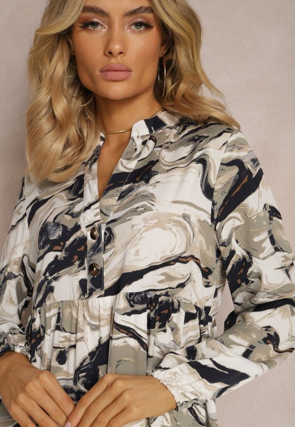 Renee - Biała Sukienka o Rozkloszowanym Fasonie w Abstrakcyjny Print Aganotha. Okazja: na co dzień. Kolor: biały. Wzór: nadruk. Typ sukienki: rozkloszowane. Styl: casual, elegancki