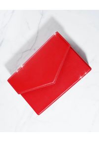 AMINA MUADDI - Czerwona kopertówka Amini Johana. Kolor: czerwony. Materiał: z tłoczeniem #8