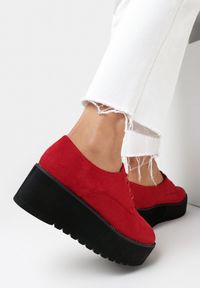 Born2be - Czerwone Półbuty ereros. Nosek buta: okrągły. Kolor: czerwony. Szerokość cholewki: normalna. Wzór: aplikacja. Obcas: na platformie. Styl: klasyczny #4