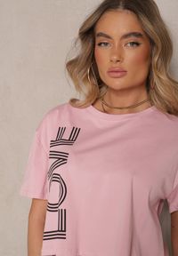 Renee - Różowy T-shirt z Bawełny o Krótkim Kroju Ozdobiony Napisem Sannovia. Okazja: na co dzień. Kolor: różowy. Materiał: bawełna. Długość: krótkie. Wzór: aplikacja, napisy. Styl: klasyczny, casual