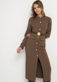 Born2be - Brązowa Elegancka Sukienka z Ozdobnymi Guzikami i Paskiem z Klamrą Esmilea. Okazja: na co dzień, na spotkanie biznesowe, do pracy. Kolor: brązowy. Długość rękawa: długi rękaw. Typ sukienki: proste. Styl: elegancki #2