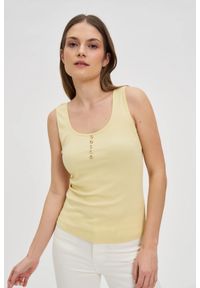 MOODO - Prążkowany top z guzikami żółty. Kolor: żółty. Materiał: prążkowany