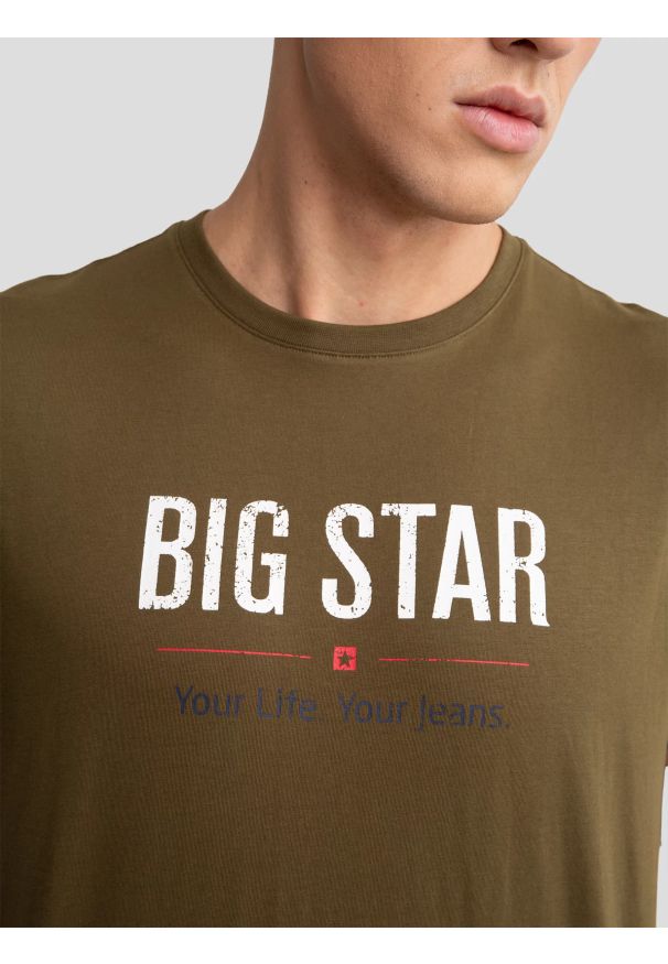 Big-Star - Koszulka męska o klasycznym kroju khaki Bruno 304. Okazja: na co dzień. Kolor: zielony. Materiał: bawełna. Wzór: nadruk. Styl: klasyczny