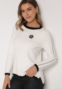 Born2be - Biały Sweter Ozdobiony Paskami i Aplikacją Tusanne. Okazja: na co dzień. Kolor: biały. Materiał: jeans. Wzór: aplikacja. Styl: casual, elegancki #1
