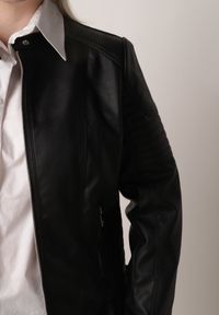 Born2be - Czarna Kurtka Ramoneska o Taliowanym Kroju ze Stójką na Nap Lissae. Okazja: na co dzień. Typ kołnierza: kołnierzyk stójkowy. Kolekcja: plus size. Kolor: czarny. Materiał: jeans. Styl: casual, elegancki, klasyczny #2