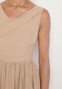 Born2be - Beżowa Klasyczna Rozkloszowana Sukienka Vices Tolissela. Okazja: na co dzień. Kolor: beżowy. Wzór: aplikacja, gładki. Styl: klasyczny #6
