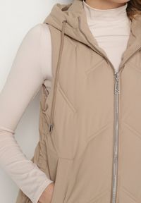 Born2be - Beżowa Casualowa Kamizelka z Kapturem i Pikowanymi Przeszyciami Caletta. Okazja: na co dzień. Typ kołnierza: kaptur. Kolor: beżowy. Materiał: jeans. Styl: casual #2