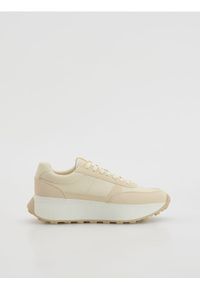 Reserved - Sneakersy na szerokiej podeszwie - biały. Kolor: biały. Materiał: materiał