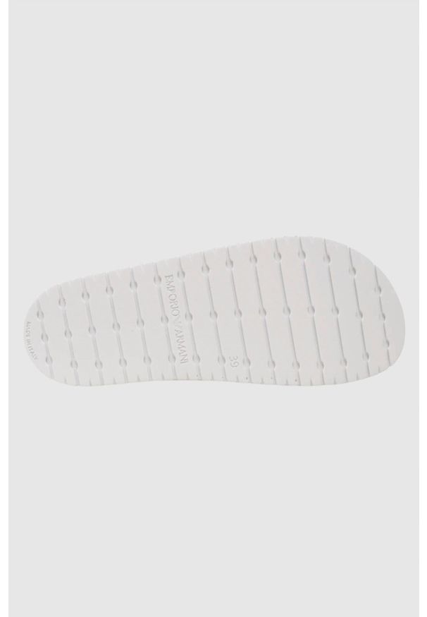 Emporio Armani - EMPORIO ARMANI Białe klapki męskie. Kolor: biały. Materiał: materiał. Wzór: haft