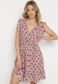 Born2be - Beżowo-Czerwona Sukienka Mini z Wiskozy w Mozaikowy Wzór z Gumką w Pasie Lariaa. Okazja: na co dzień. Typ kołnierza: dekolt w serek, kołnierz z falbankami. Kolor: beżowy. Materiał: wiskoza. Długość rękawa: na ramiączkach. Typ sukienki: rozkloszowane. Styl: elegancki, casual. Długość: mini #4