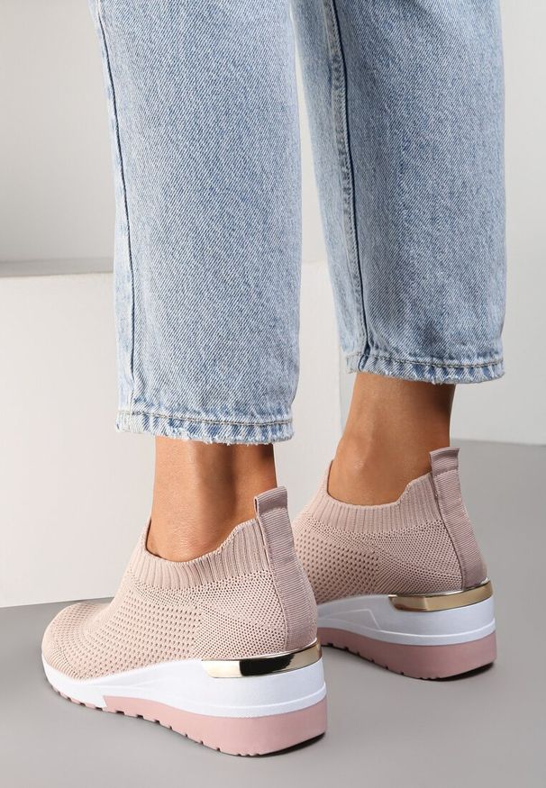 Renee - Różowe Buty Sportowe Mellasia. Kolor: różowy. Materiał: materiał. Szerokość cholewki: normalna. Wzór: aplikacja. Obcas: na koturnie