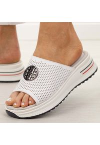 Białe ażurowe skórzane klapki damskie S.Barski 661. Okazja: na imprezę. Kolor: biały. Materiał: skóra. Wzór: ażurowy. Sezon: lato. Styl: elegancki, klasyczny #1