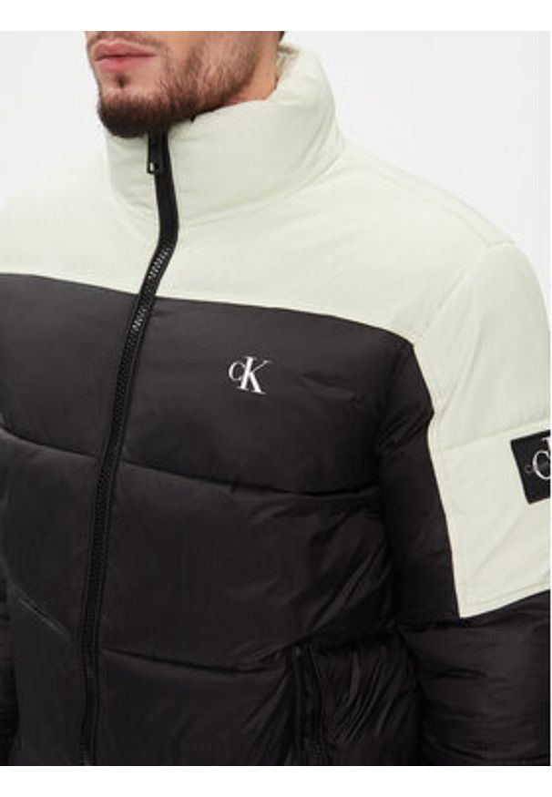 Calvin Klein Jeans Kurtka zimowa J30J323461 Czarny Regular Fit. Kolor: czarny. Materiał: syntetyk. Sezon: zima