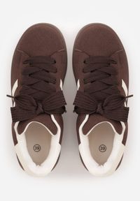 Renee - Ciemnobrązowe Sneakersy na Niskiej Platformie z Naszywkami Flordexia. Okazja: na co dzień. Zapięcie: pasek. Kolor: brązowy. Materiał: jeans. Wzór: aplikacja. Obcas: na platformie #2