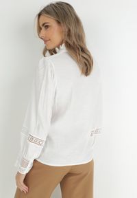 Born2be - Biała Koszula ze Stójką i Koronką Argochis. Typ kołnierza: kołnierzyk stójkowy. Kolor: biały. Materiał: koronka. Wzór: koronka #3